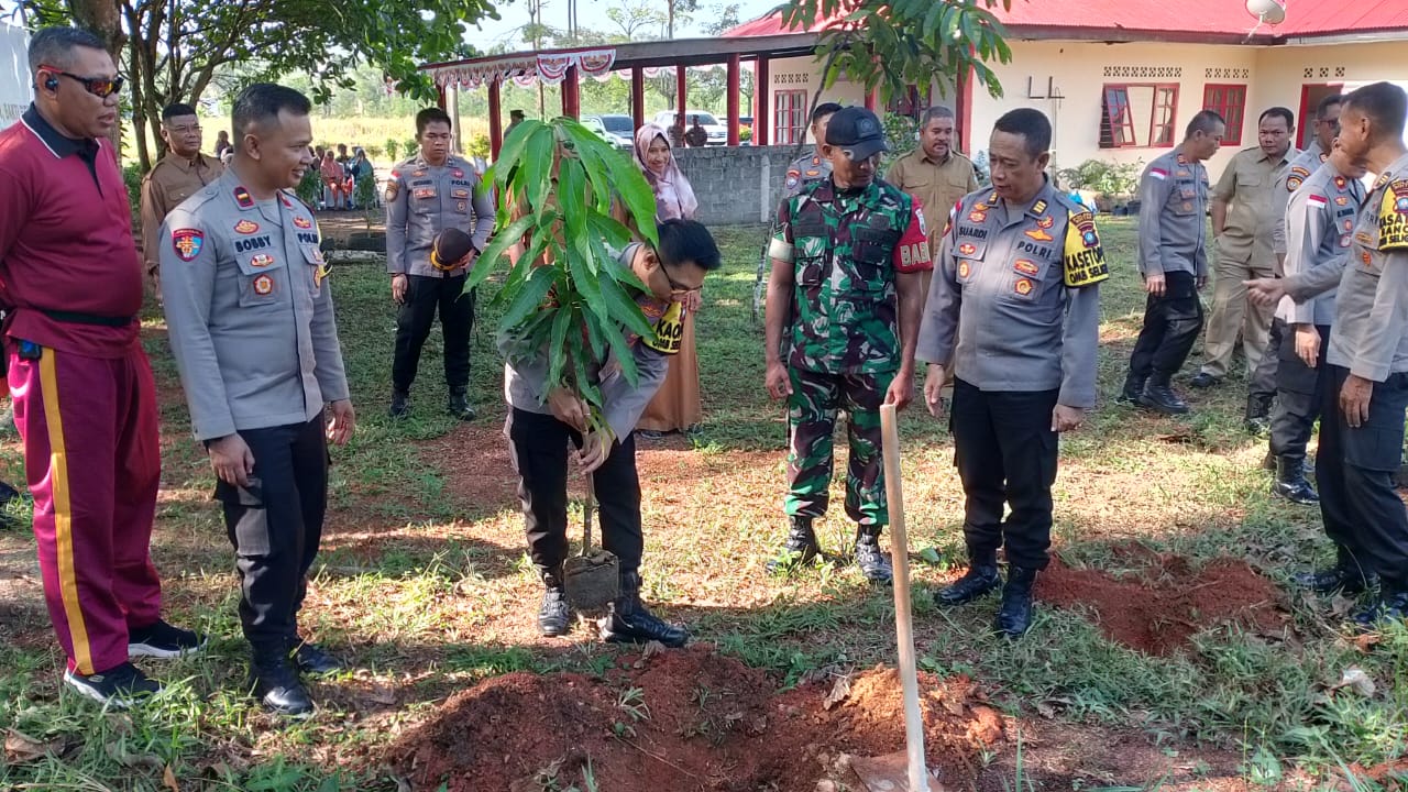 Kapolres Bintan Pimpin Penanaman Pohon Serentak di Wilayah Kabupaten Bintan