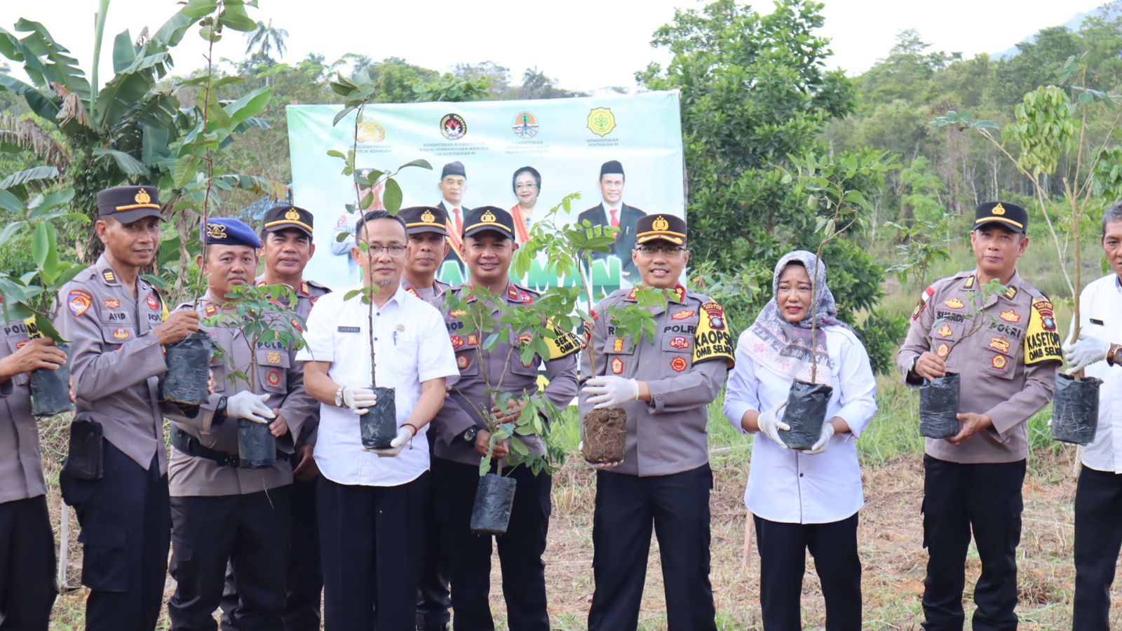 Ratusan Bibit Pohon Buah Ditanam di Lingkungan Polres Bintan