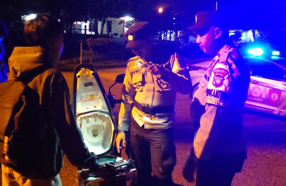 Hujan Deras Tak Surutkan Personil Polres Bintan Lakukan Patroli Malam