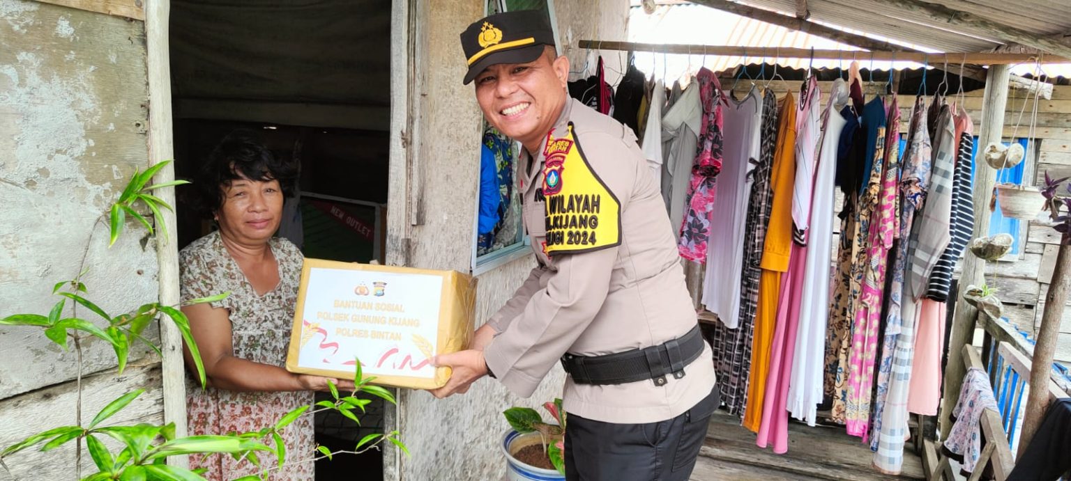 Polsek Gunung Kijang, Polres Bintan Berikan Bantuan Sosial Kepada Masyarakat Terdampak Cuaca Ekstrim