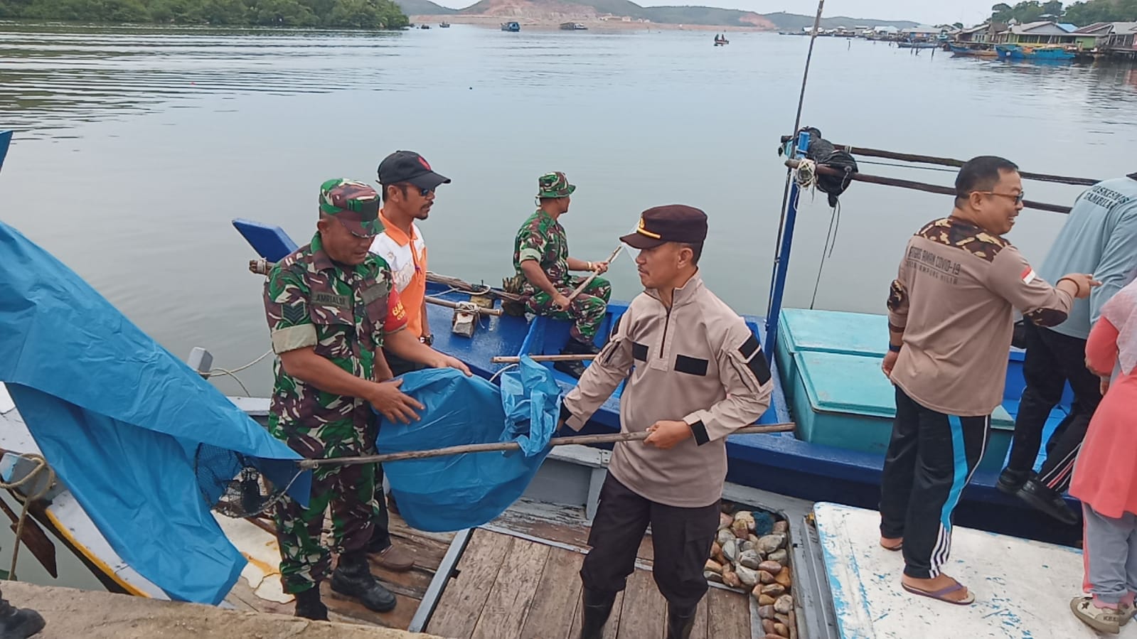 Kapolsek Tambelan Polres Bintan Bersama Uspika Tambelan Bersihkan Bibir Pantai Tempat Tinggal Penduduk