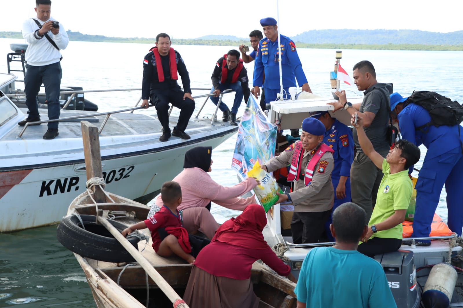Tim Gabungan Satpolirud Polres Bintan berikan Himbauan Waspada Cuaca Ektrim dan bagikan sembako Kepada Masyarakat Pesisir