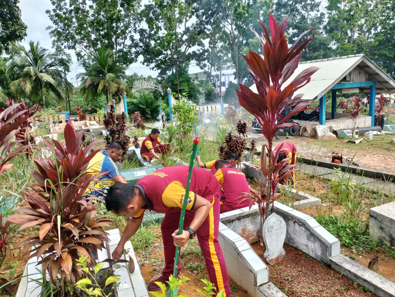Bakti Sosial Polsek Gunung Kijang Polres Bintan Bersihkan TPU