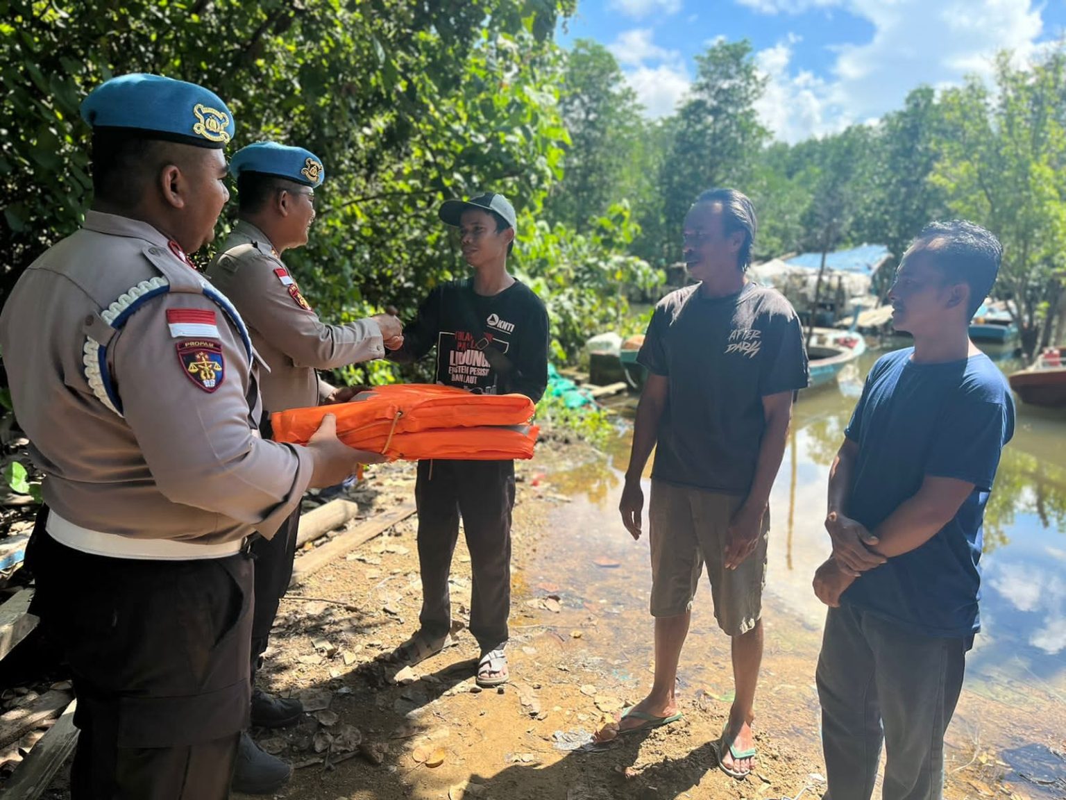 Propam Polres Bintan Turut Andil Keselamatan Nelayan Bagikan Life Jacket Kepada Masyarakat