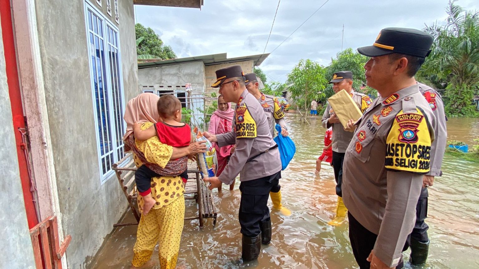 Kapolres Bintan Kunjungi Warga Terdampak Banjir dan Berikan Bantuan