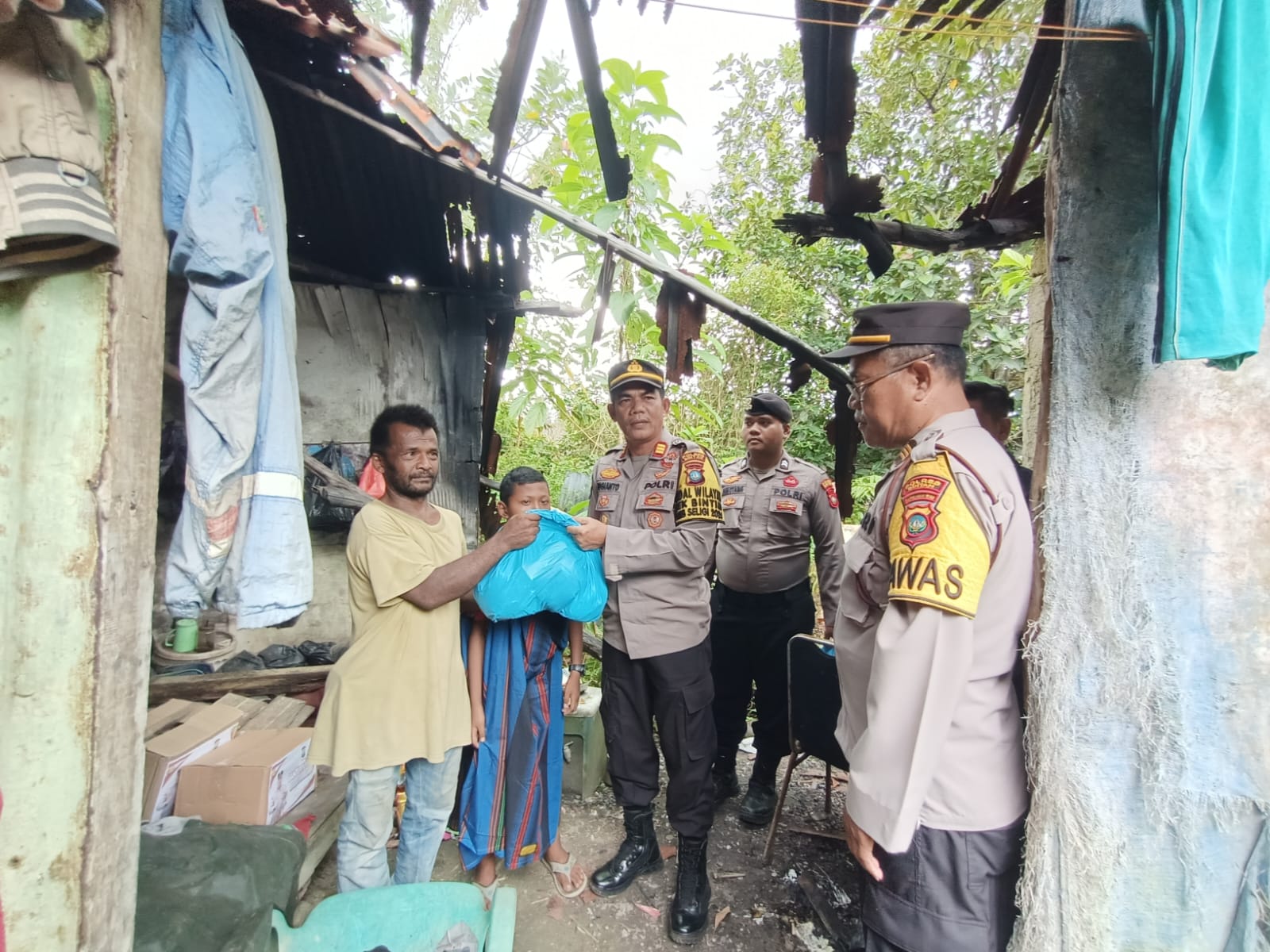 Kapolsek Bintan Timur Peduli Warga Kurang Mampu, Beri Bantuan