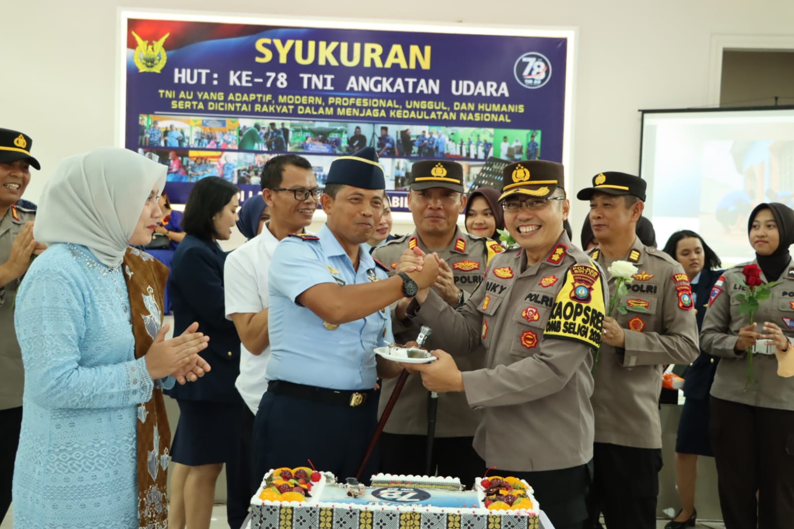  Peringati HUT TNI AU ke-78, Kapolres Bintan Berikan Kue Ulang Tahun, Wujud Solidaritas TNI-Polri
