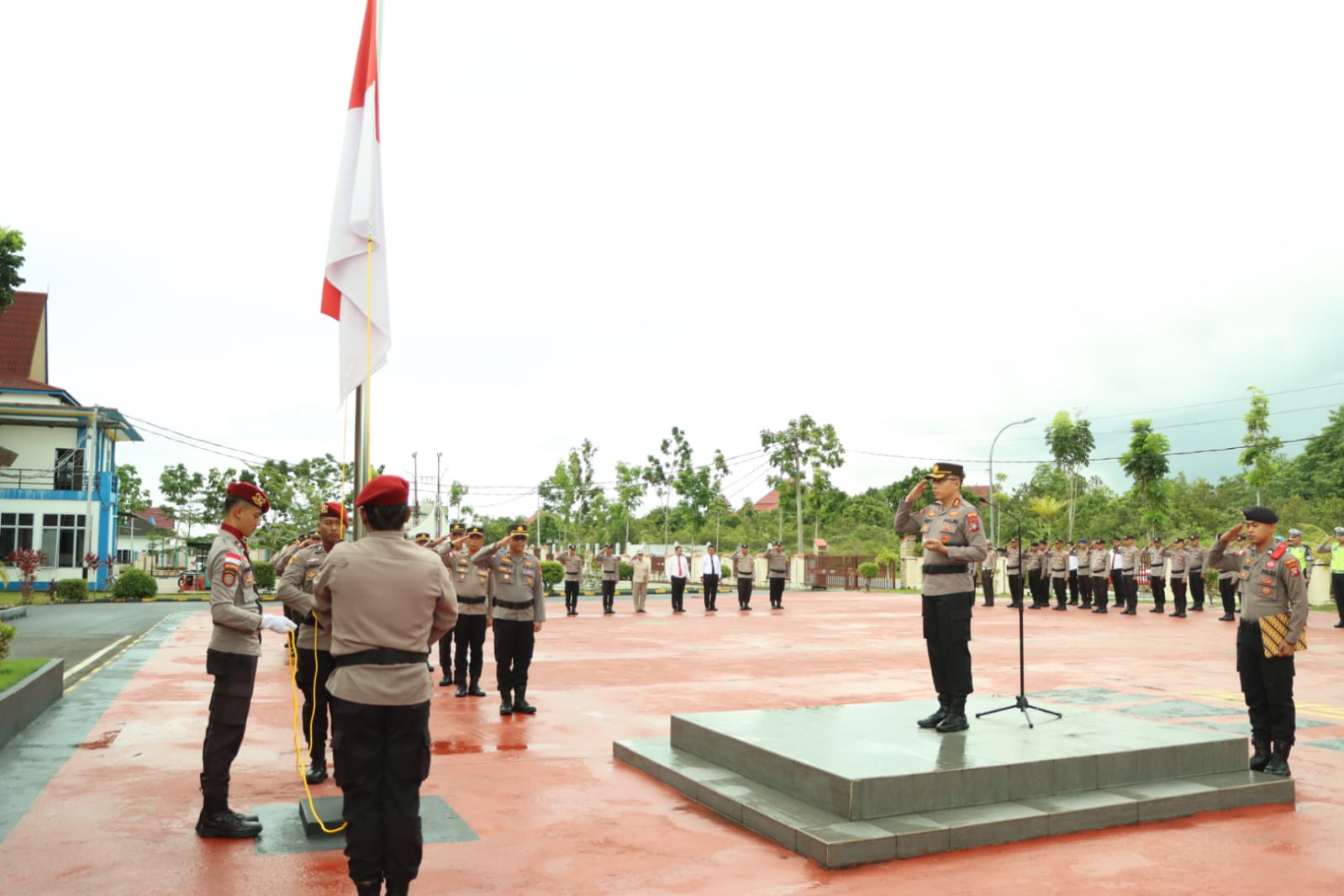 Upacara Hari Kebangkitan Nasional Tahun 2024, Kapolres Bintan Berikan Penghargaan Kepada 4 Personil Berprestasi
