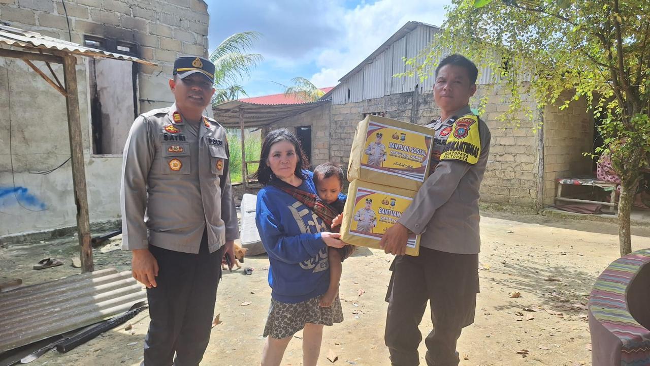  Polsek Gunung Kijang, Polres Bintan, Polda Kepulauan Riau Berikan Bantuan Sosial Kepada Korban Musibah Kebakaran Rumah
