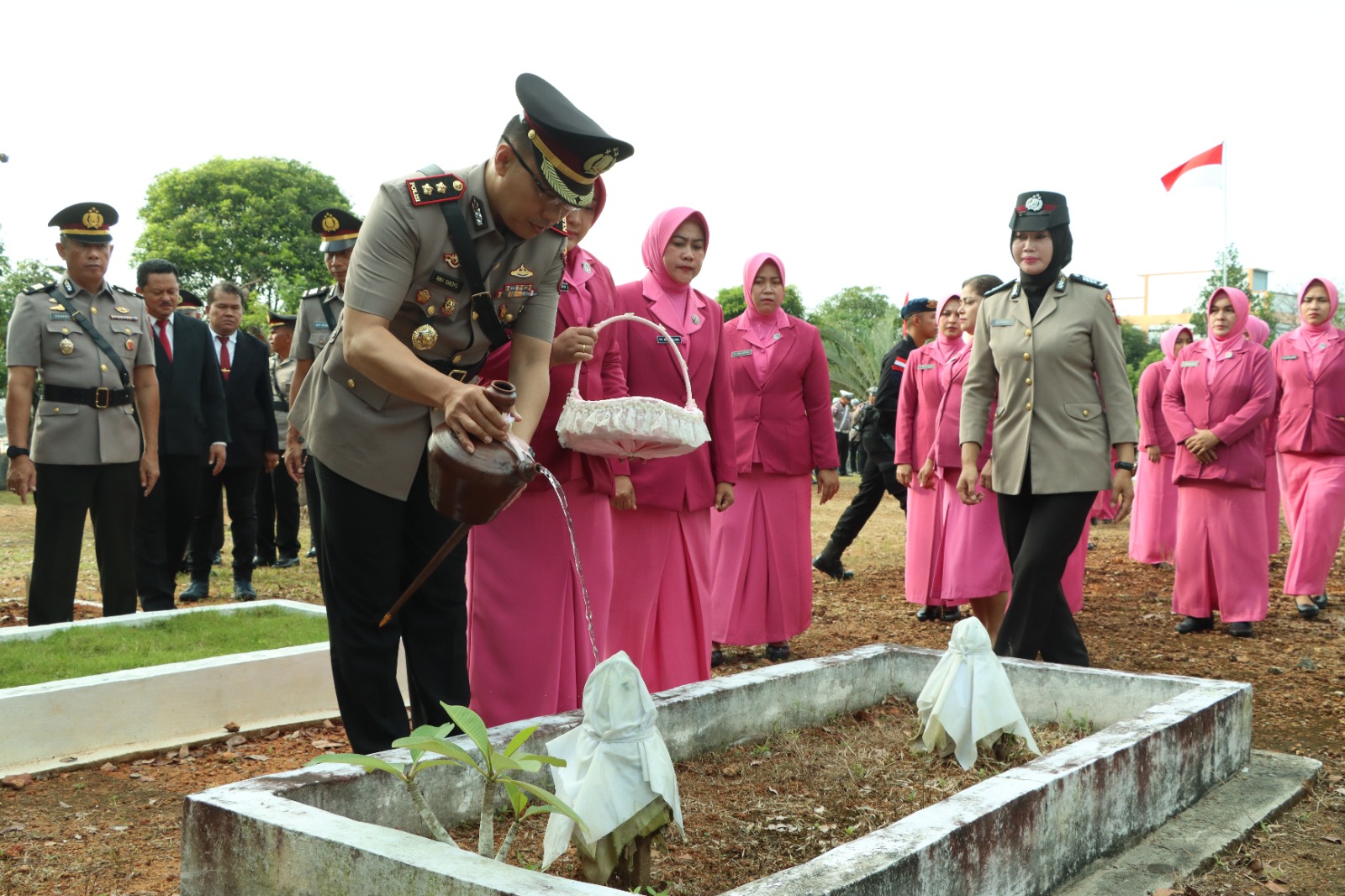Peringatan Hari Bhayangkata Ke-78, Polres Bintan Lakukan Ziarah dan Tabur Bunga di Makam Pahlawan