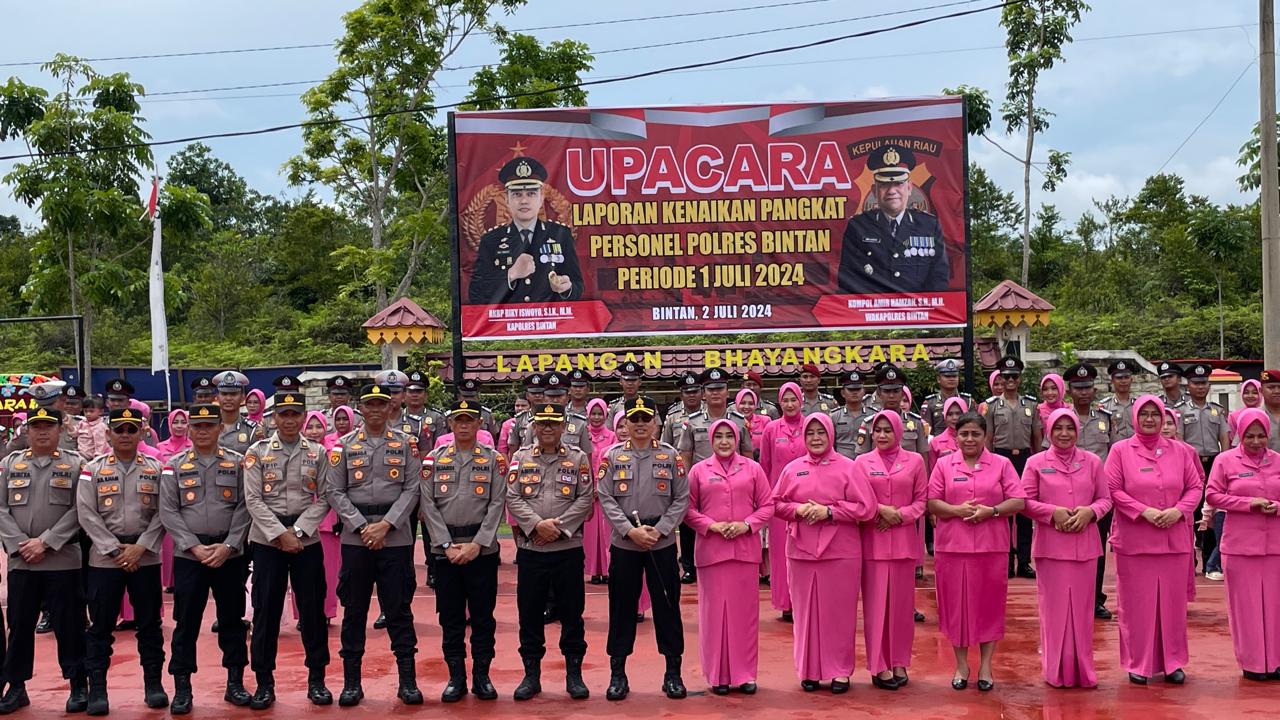 Kapolres Bintan Resmikan Penggunaan Pangkat Personel Yang Naik Pangkat, Pimpin  Upacara Kenaikan Pangkat