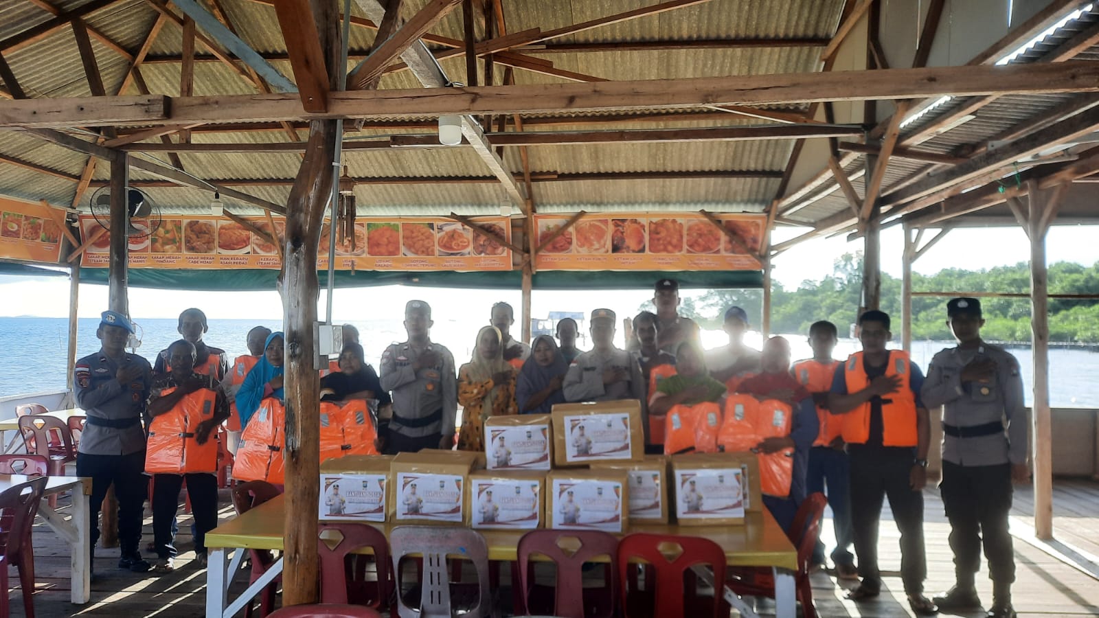Polsek Bintan Timur Polres Bintan Kembali Berikan Alat Keselamatan Berlayar dan Himbau Warga Saat Cuaca Extrim