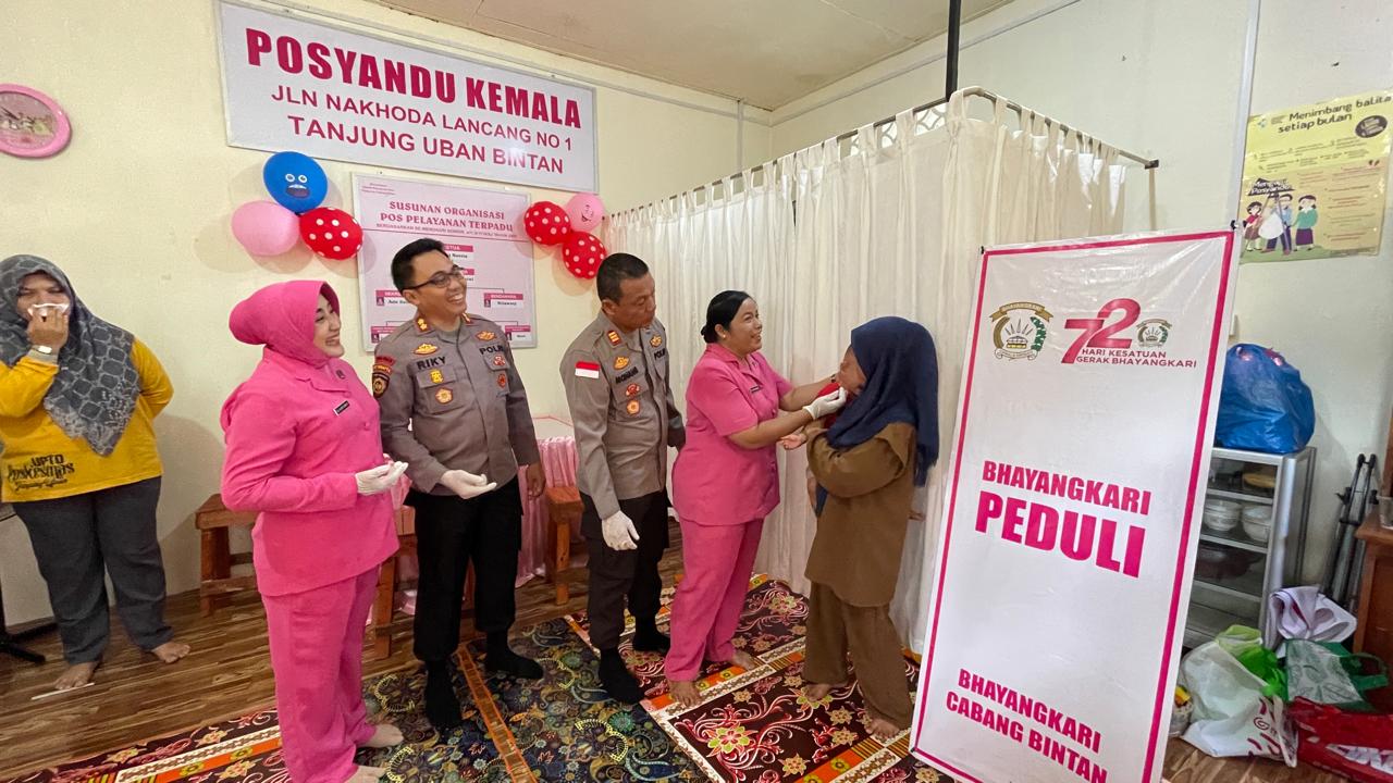 Peringatan HKGB ke-72, Bhayangkari Cabang Bintan Bagikan Vitamin A Kepada Balita