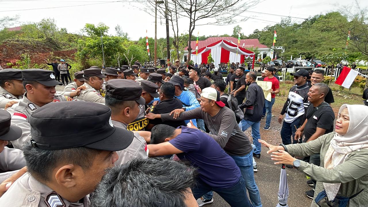 Kapolres Bintan Bersama FKPD Saksikan Langsung Penanggulangan Aksi Demo di Kantor KPUD Bintan