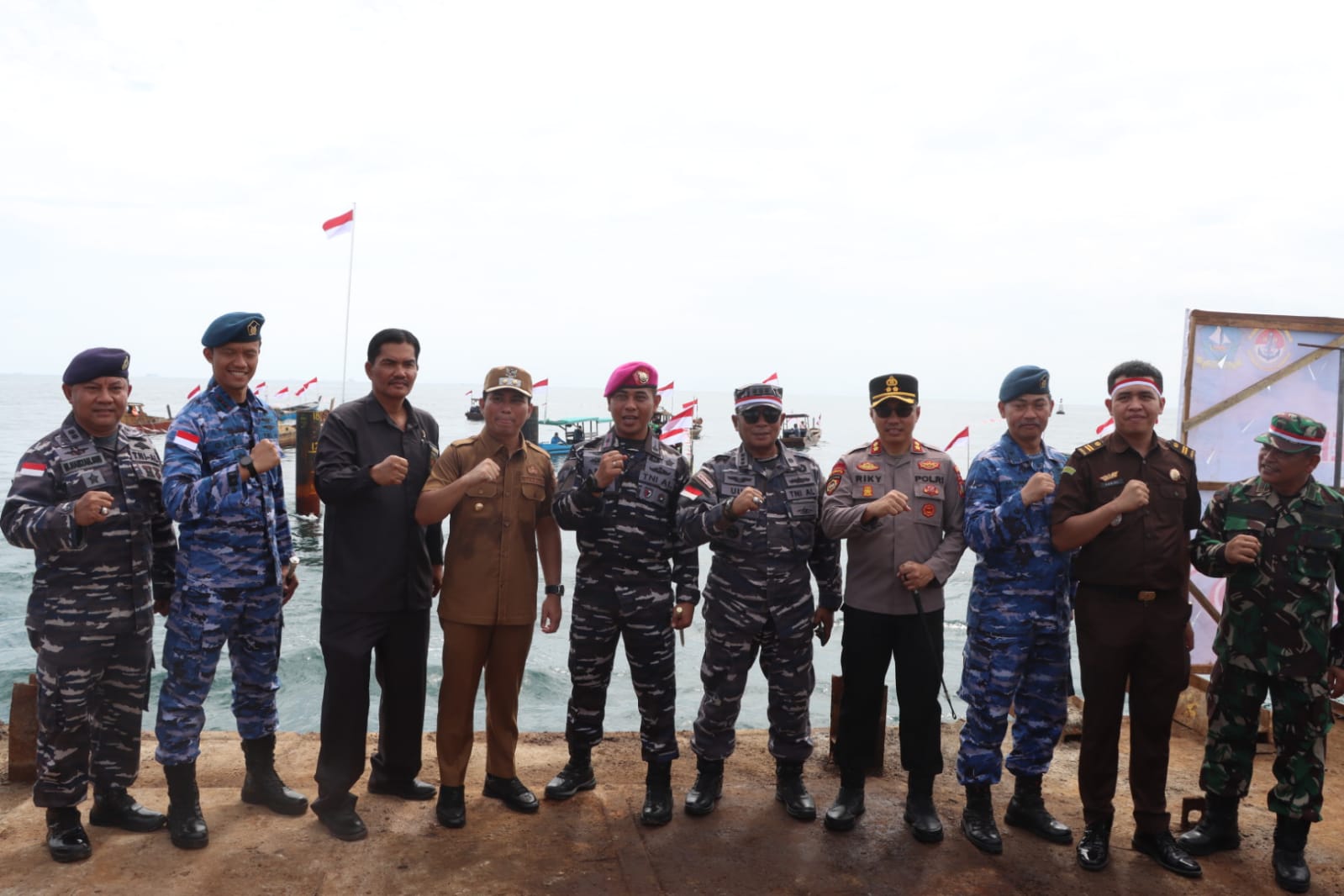 Kapolres Bintan Ikuti Upacara Pengibaran Bendera Merah Putih di Perairan Perbatasan