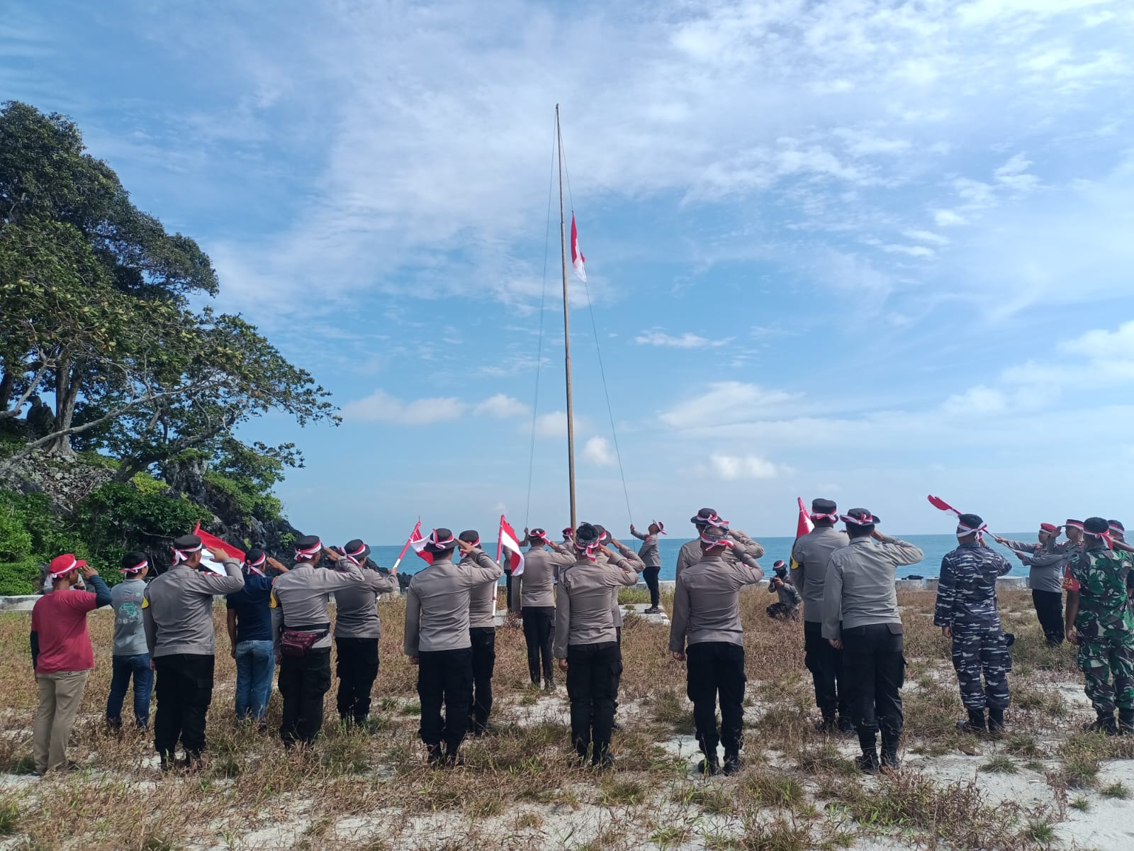 Polisi Kibarkan Bendara Merah Putih di Pulau Terluar Wilayah Kabupaten Bintan.
