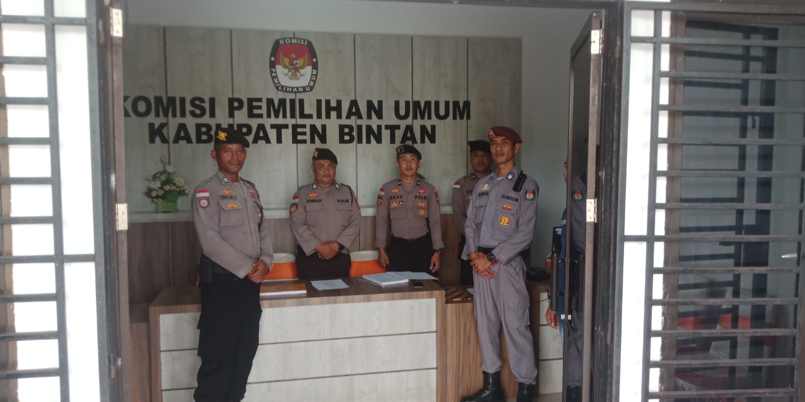 Masa Pendaftaran Calon Bupati Bintan Dimulai, Personel Polres Bintan Siaga di Kantor KPUD Bintan