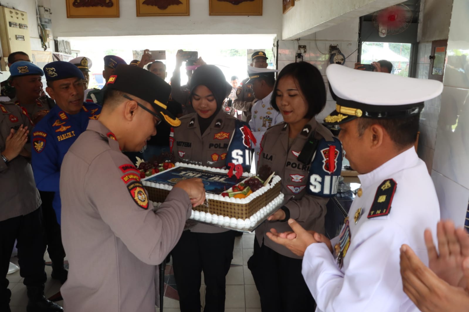 Kapolres Bintan Memberikan Kue Ulang Tahun dan Mengucapkan Selamat Ulang Tahun Kepada TNI-AL