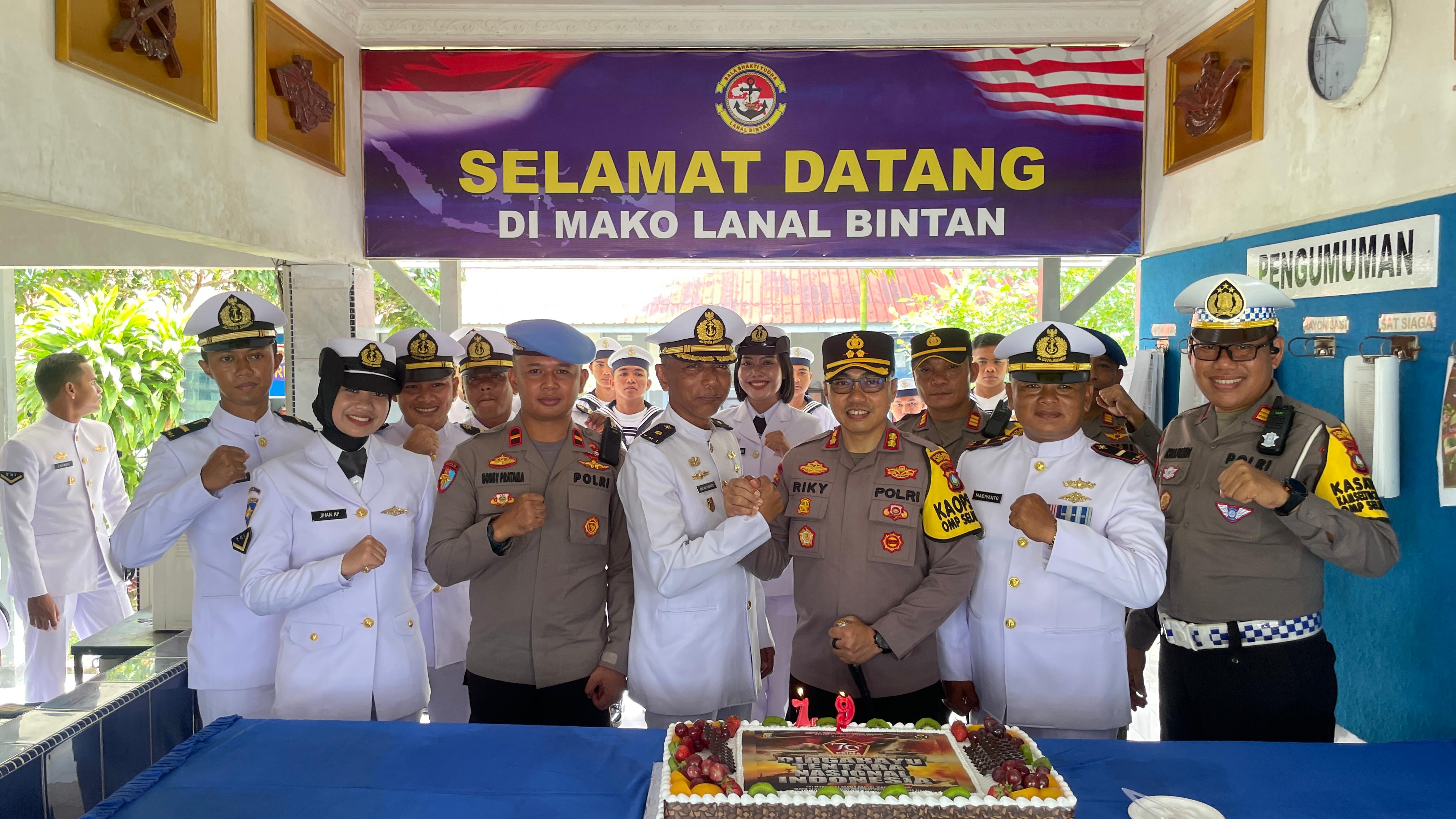 Peringati HUT TNI ke-79, Kapolres Bintan Berikan Kejutan Sebagai Wujud Solidaritas TNI-Polri