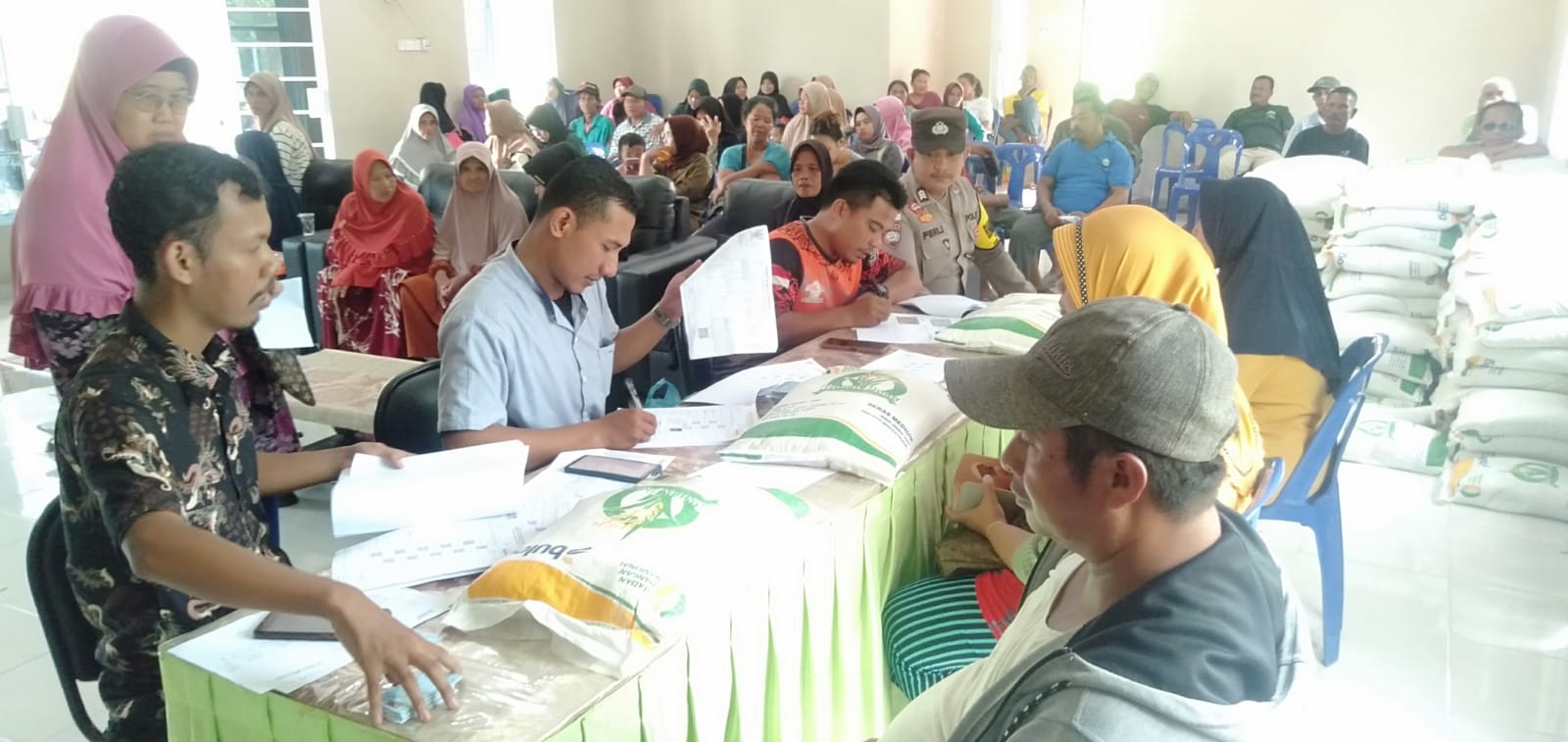 Bhabinkamtibmas Lakukan Pemantauan Bantuan Pangan Non Tunai