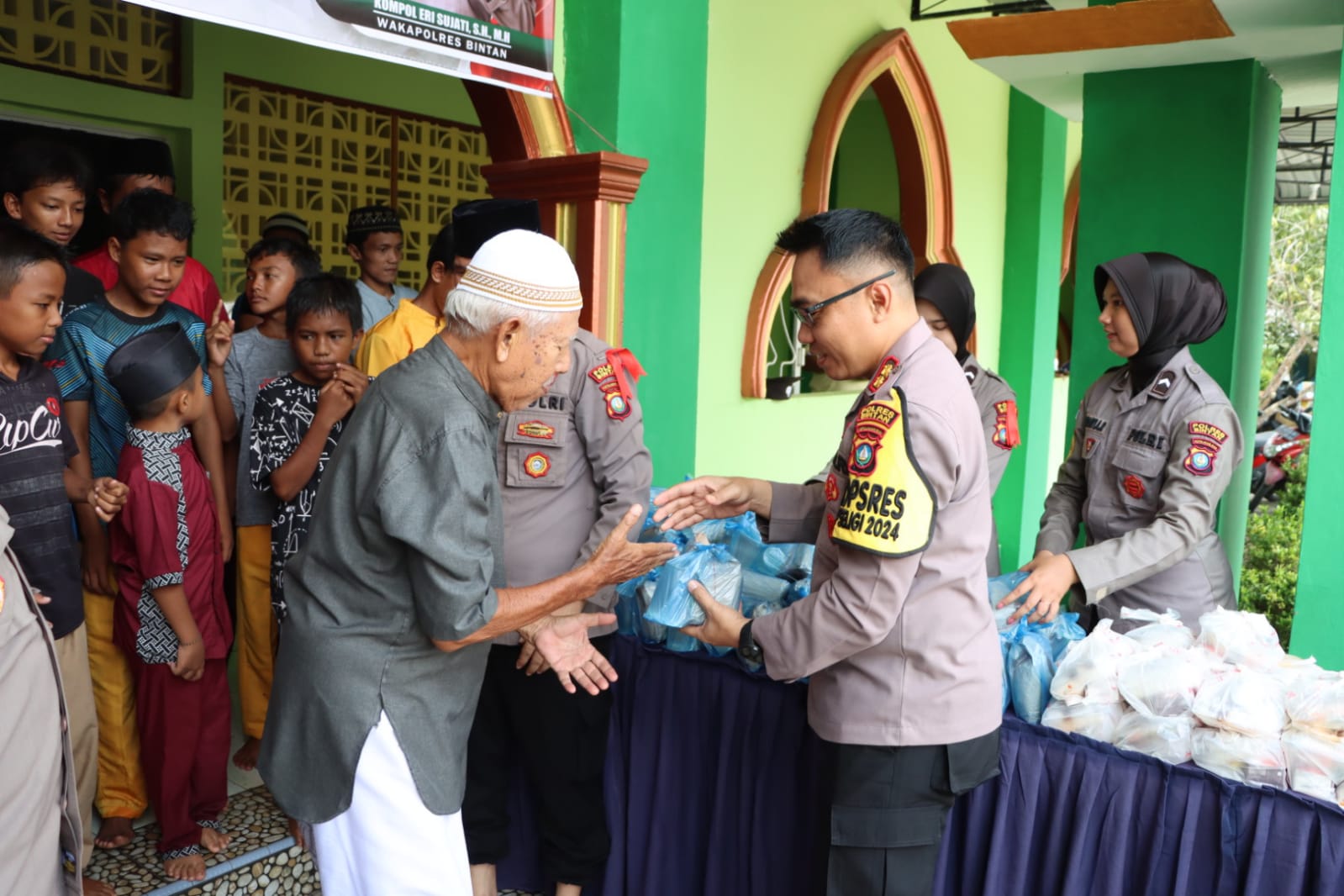  Kapolres Bintan Laksanakan Jumat Curhat Dan Jumat Berkah Di Kecamatan Bintan Timur.