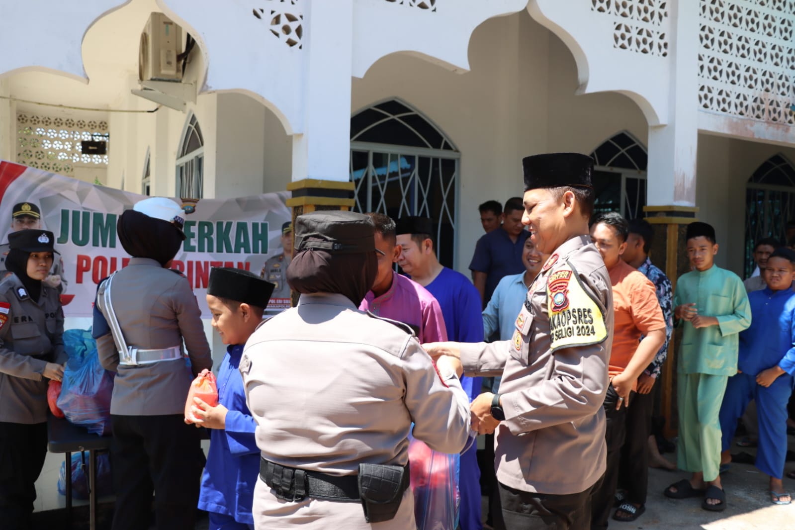 Bagikan Jumat Berkah Polres Bintan Di Masjid Darussalam Desa Buyu