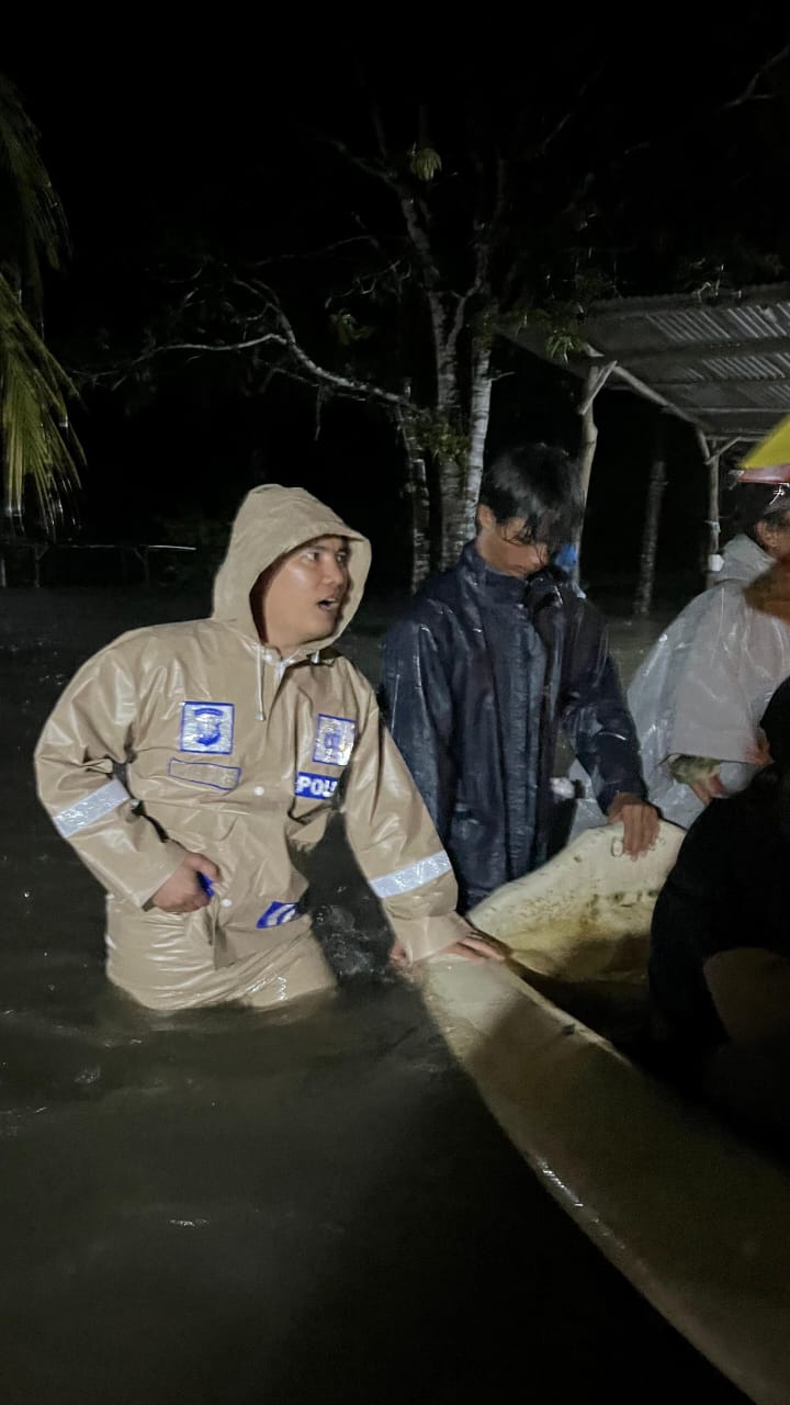 Polres Bintan Bantu Warga Terdampak Banjir Serta Berikan Himbauan