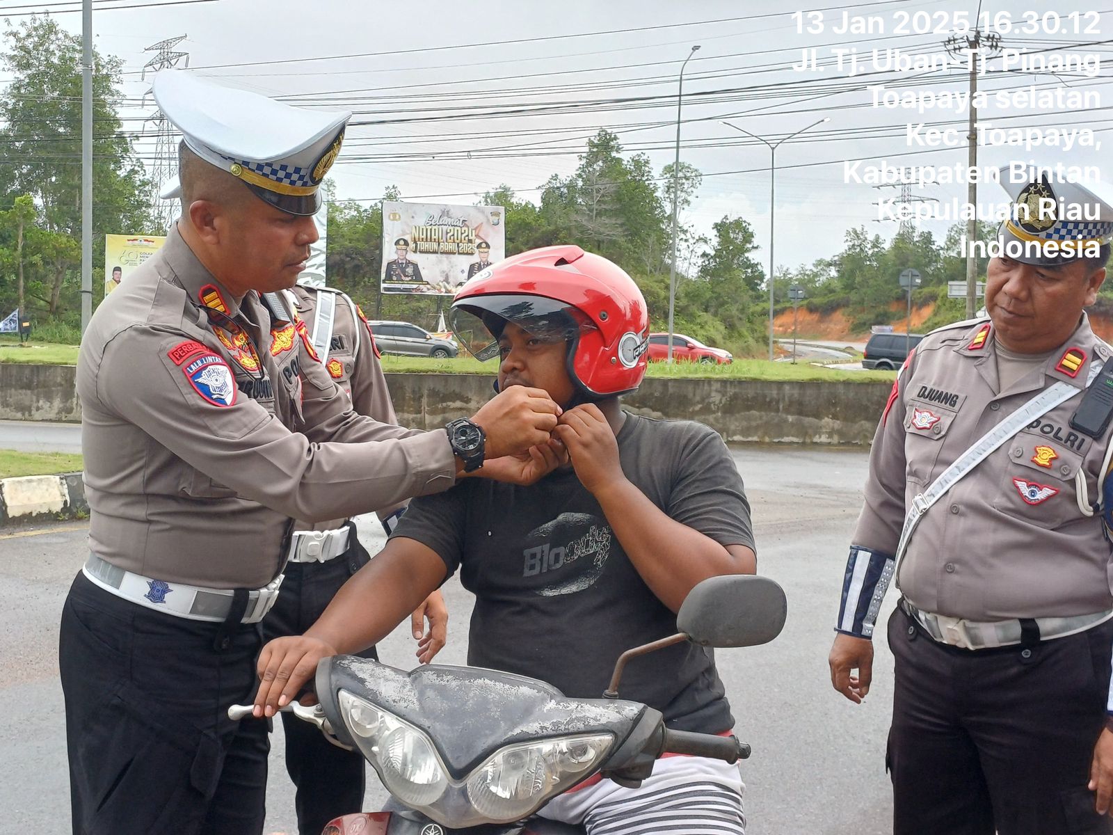Helm Gratis Dari Polisi Untuk Masyarakat
