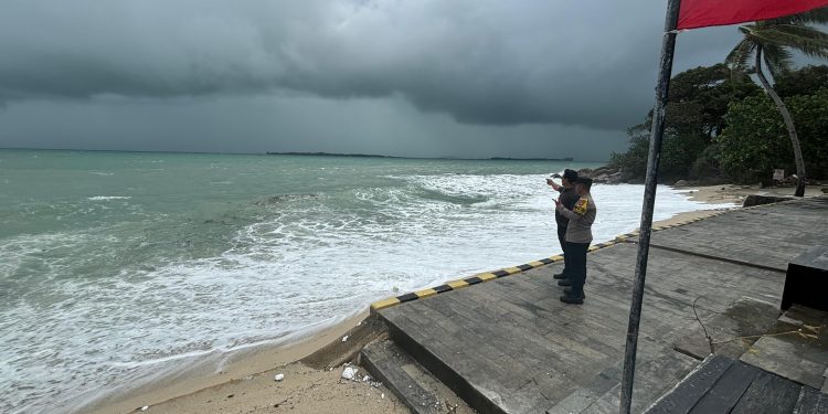 Kemunculan Seekor Buaya, Bhabinkamtibmas Desa Teluk Bakau Berikan Imbauan
