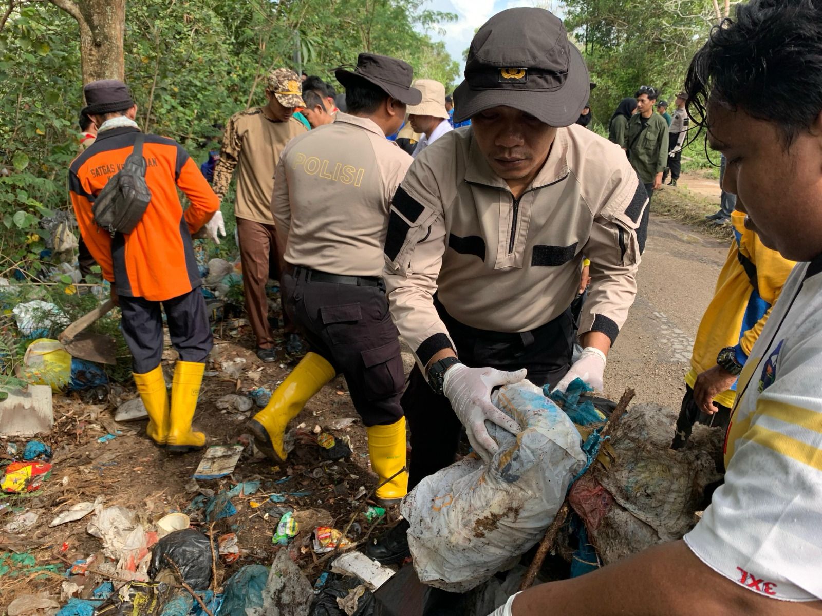 Memperingati Hari Peduli Sampah Nasional, Polsek Bintan Utara Bersama Kecamatan Bintan Utara Laksanakan Gotong Royong