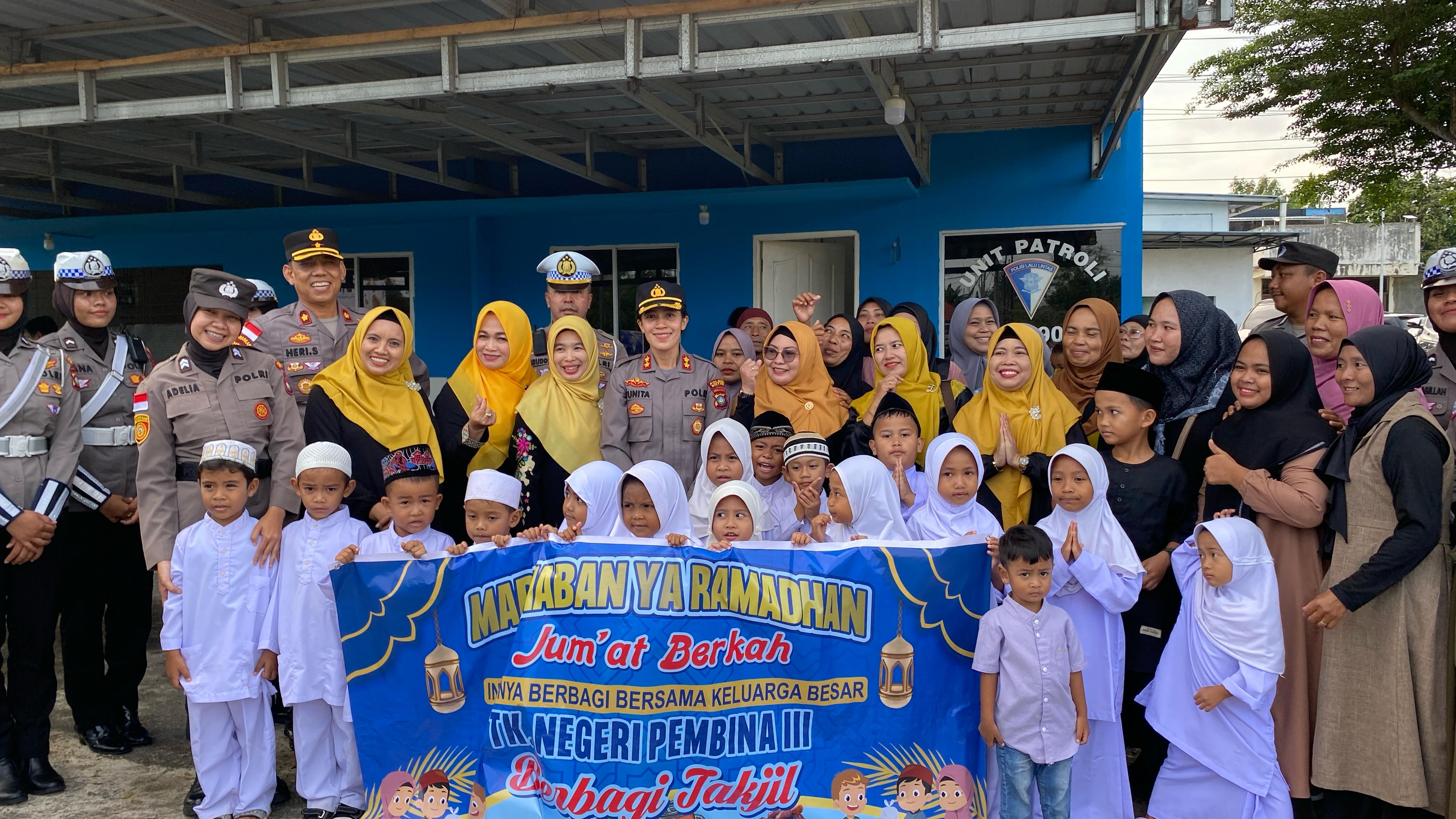 Mendidik Anak untuk Berbagi, Kapolres Bintan Berbagi takjil pada anak - anak