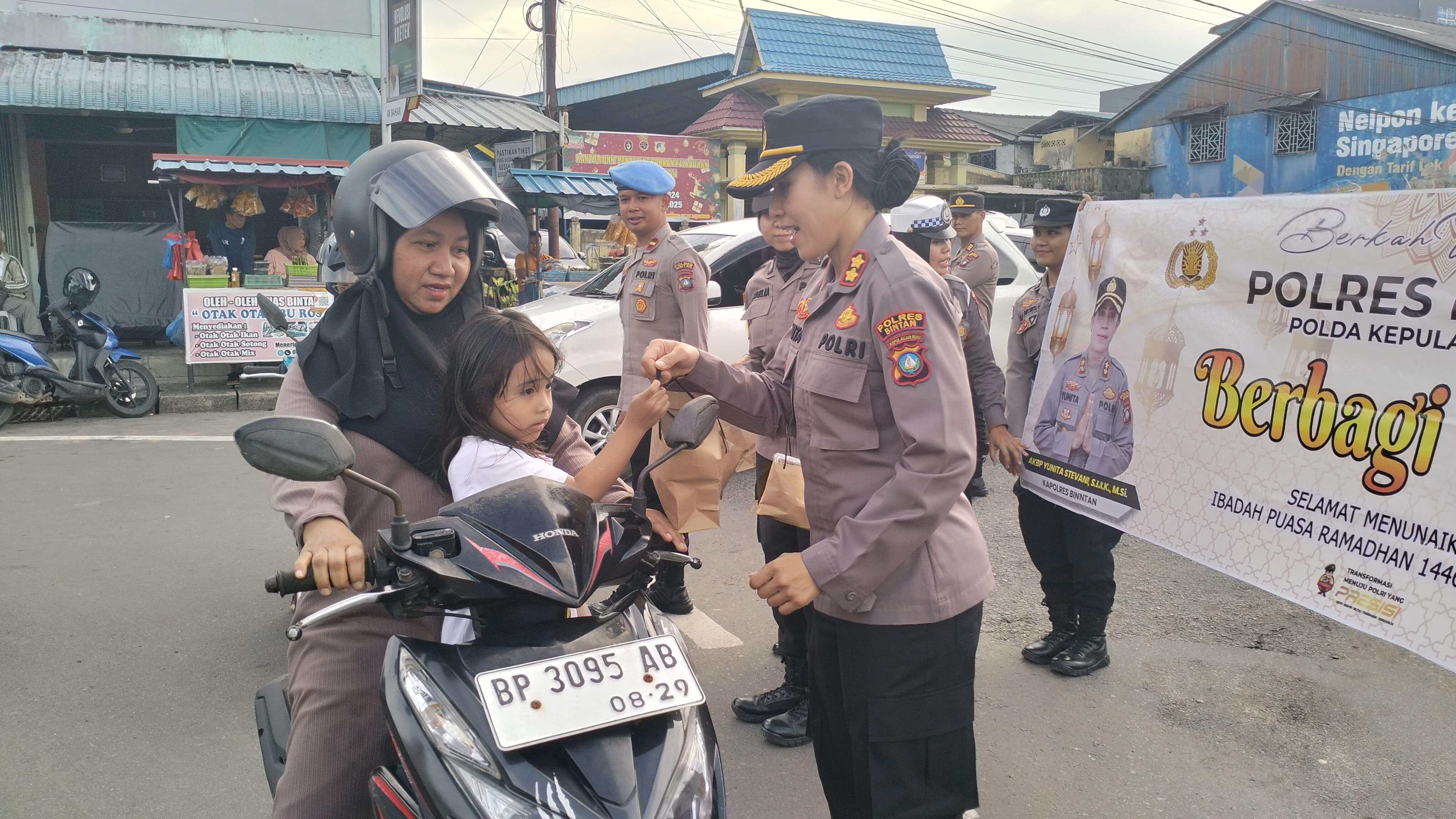 Pembagian Takjil Bulan Suci Ramadhan 1446 H/2025 M Oleh Kapolres Bintan Bersama Polwan Polres Bintan Kepada Masyarakat Bintan Utara