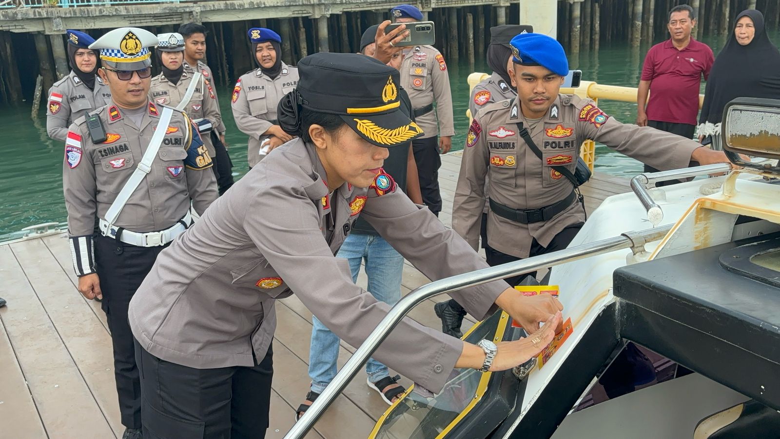 Pembagian Stiker Himbauan “Mudik Aman