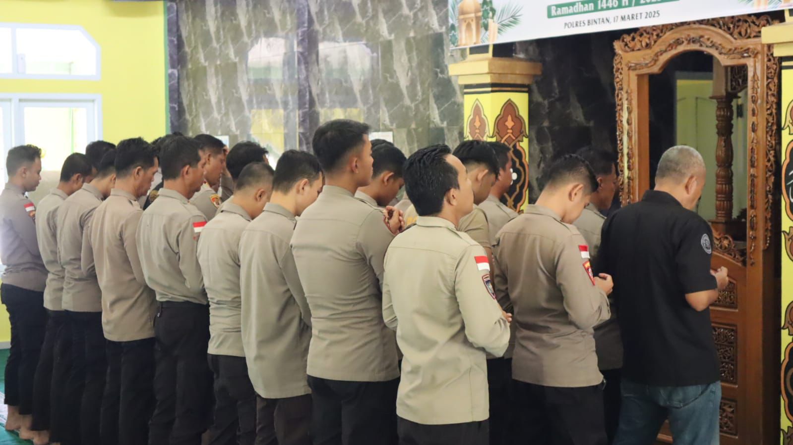 Polres Bintan Sholat Ghaib untuk 3 Personel Polda Lampung yang Gugur Tertembak