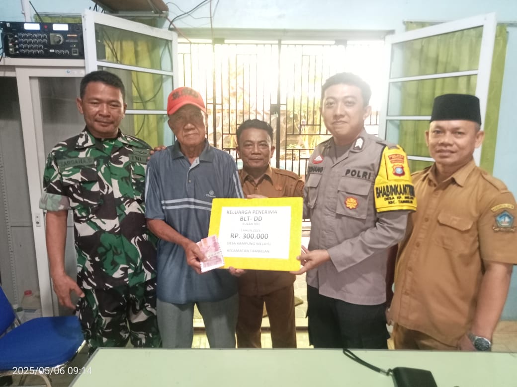 Bhabinkamtibmas Dampingi Pembagian BLT Dana Desa Secara Tunai