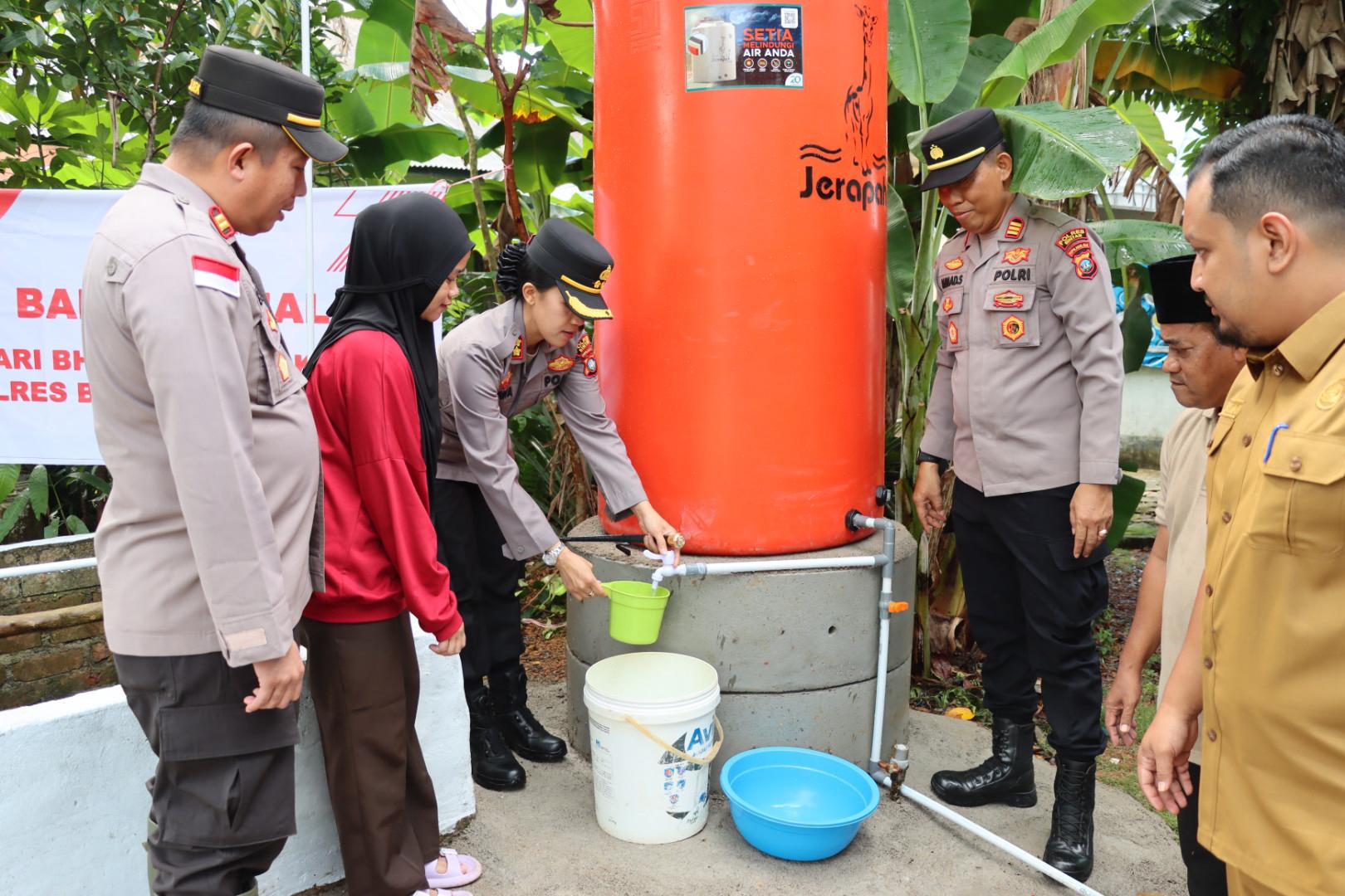 Kapolres Bintan meninjau dan menyerahkan bantuan sosial, berupa sumur kepada masyarakat Bintan