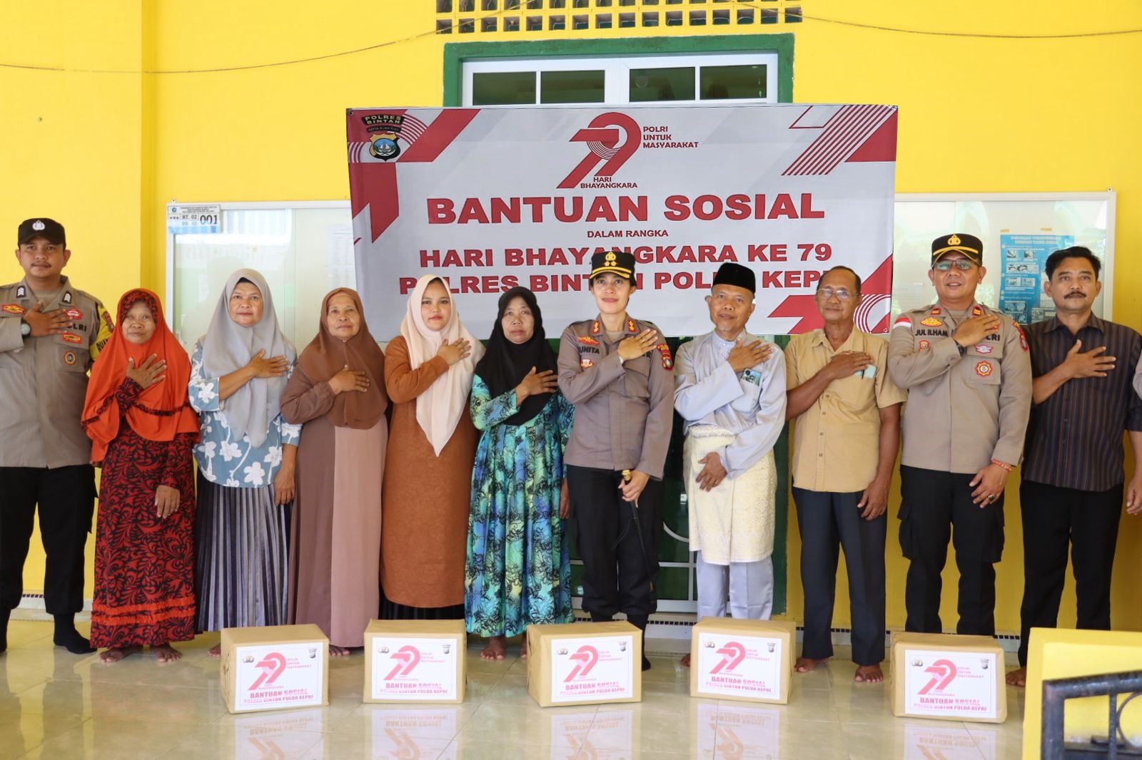  Jelang Hut Bhayangkara ke 79, Polres Bintan laksanakan bantuan sosial dan bakti kesehatan