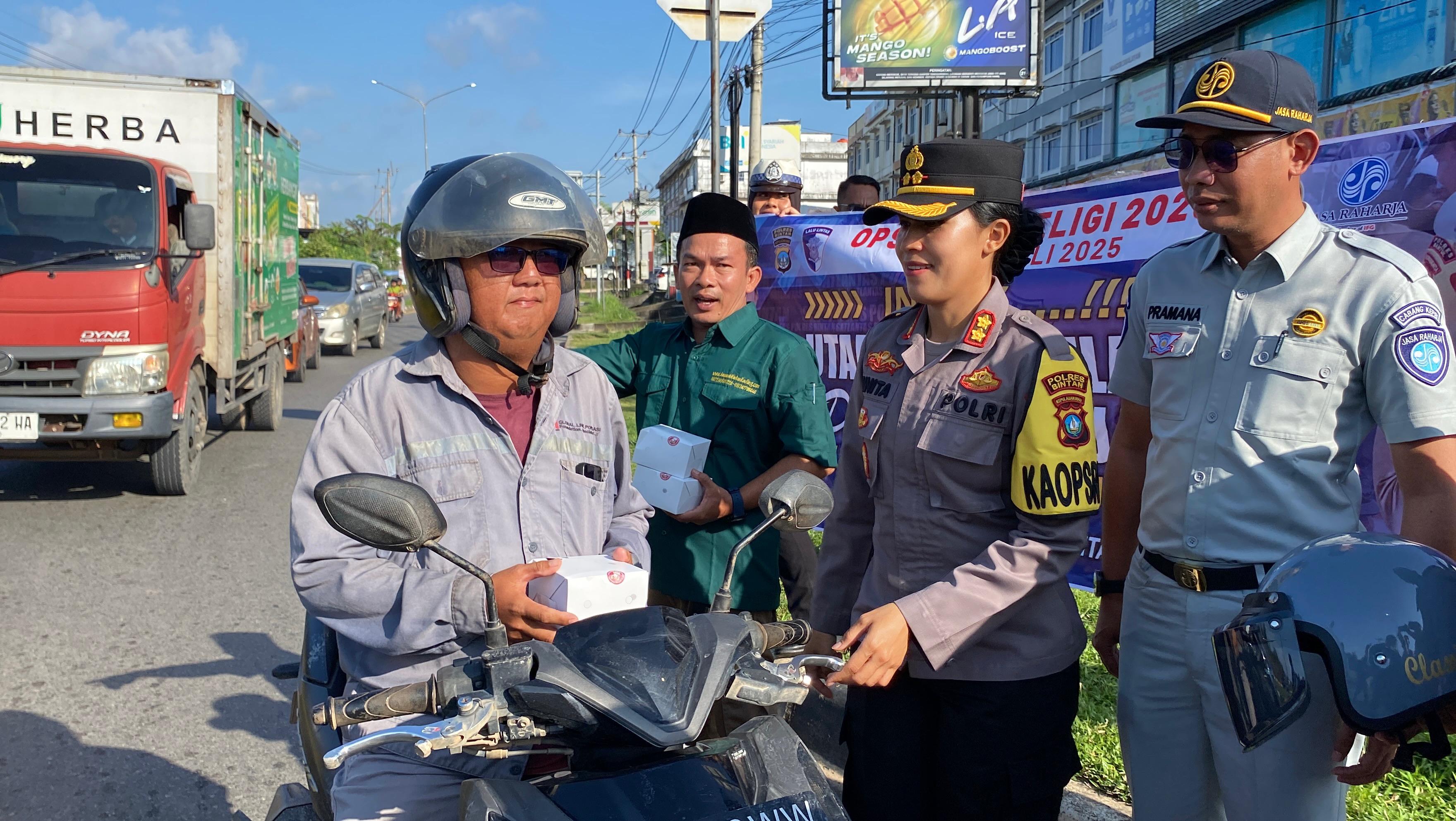 Jumat berkah, Polres Bintan berbagi makanan ke pengendara
